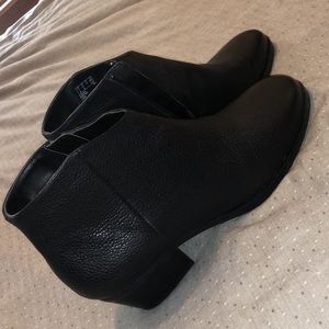 Clark’s leather booties 9.5 NWT